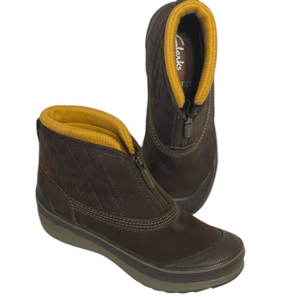 🎁SALE🎁CLARKS MUCKER WATERPROOF INSULATED BROWN ZIP FRONT BOOTS SZ 6.5 MED EUC - Picture 1 of 12